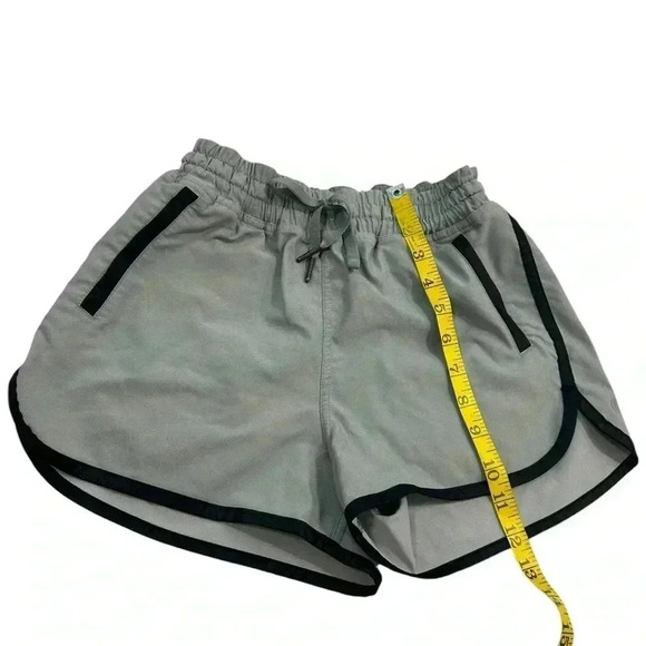 Lululemon Varsity Short Black Tie waist Pockets Gym Lift Crosstrain Size 4 - Picture 3 of 7